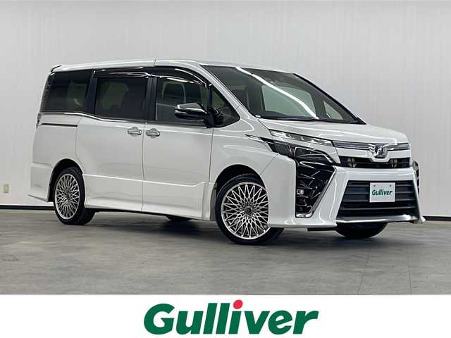 トヨタ ヴォクシー ZS 煌 長崎県 2018(平30)年 8.9万km ホワイトパールクリスタルシャイン 純正９インチメモリナビ/（フルセグ/CD/DVD/SD/Bluetooth）/バックカメラ/衝突軽減ブレーキ/レーンアシスト/クルーズコントロール/両側パワースライドドア/ドライブレコーダー前後/ETC/純正LEDヘッドライト/オートライト/オートマチックハイビーム/社外18インチアルミホイール/純正フロアマット/純正ドアバイザー/USB端子　2口/電動格納ミラー/保証書/取扱説明書