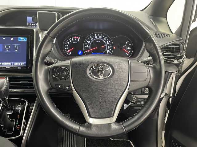 トヨタ ヴォクシー ZS 煌 長崎県 2018(平30)年 8.9万km ホワイトパールクリスタルシャイン 純正９インチメモリナビ/（フルセグ/CD/DVD/SD/Bluetooth）/バックカメラ/衝突軽減ブレーキ/レーンアシスト/クルーズコントロール/両側パワースライドドア/ドライブレコーダー前後/ETC/純正LEDヘッドライト/オートライト/オートマチックハイビーム/社外18インチアルミホイール/純正フロアマット/純正ドアバイザー/USB端子　2口/電動格納ミラー/保証書/取扱説明書