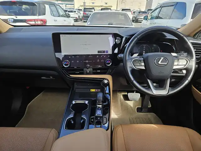 レクサス ＮＸ 350h バージョンL 宮崎県 2022(令4)年 3.8万km ソニックチタニウム ムーンルーフ/純正14型ナビ/フルセグTV/ハンズフリーパワーバックドア/パノラミックビューモニター/ビルトインETC2.0/ドライブレコーダー/レーダークルーズコントロール/コーナーセンサー/衝突被害軽減ブレーキ/車線逸脱防止支援システム/標識認識システム/発進遅れ告知システム/アダプティブハイビームシステム/ブラインドスポットモニター/3眼LEDヘッドランプ/革巻きステアリング/ステアリングヒーター/パドルシフト/ヘーゼルカラー革シート/全席シートヒーター/前席パワーシート/運転席ポジションメモリー/純正20インチアルミホイール/スマートエントリー/スタートシステム/禁煙車