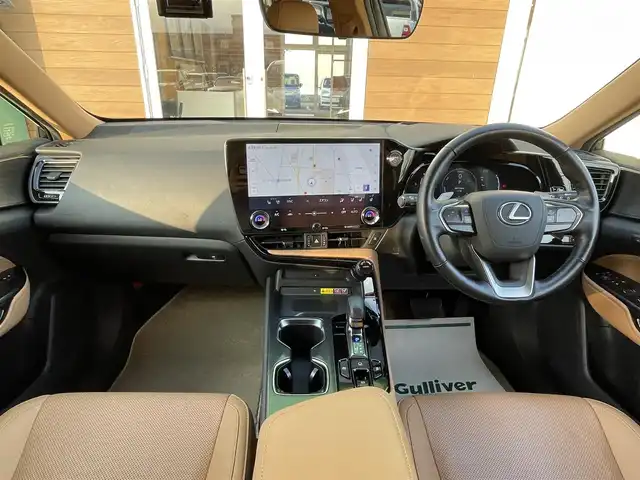 レクサス ＮＸ 350h バージョンL 宮崎県 2022(令4)年 3.8万km ソニックチタニウム ムーンルーフ/純正14型ナビ/フルセグTV/ハンズフリーパワーバックドア/パノラミックビューモニター/ビルトインETC2.0/ドライブレコーダー/レーダークルーズコントロール/コーナーセンサー/衝突被害軽減ブレーキ/車線逸脱防止支援システム/標識認識システム/発進遅れ告知システム/アダプティブハイビームシステム/ブラインドスポットモニター/3眼LEDヘッドランプ/革巻きステアリング/ステアリングヒーター/パドルシフト/ヘーゼルカラー革シート/全席シートヒーター/前席パワーシート/運転席ポジションメモリー/純正20インチアルミホイール/スマートエントリー/スタートシステム/禁煙車