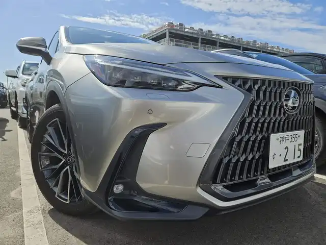 レクサス ＮＸ 350h バージョンL 宮崎県 2022(令4)年 3.8万km ソニックチタニウム ムーンルーフ/純正14型ナビ/フルセグTV/ハンズフリーパワーバックドア/パノラミックビューモニター/ビルトインETC2.0/ドライブレコーダー/レーダークルーズコントロール/コーナーセンサー/衝突被害軽減ブレーキ/車線逸脱防止支援システム/標識認識システム/発進遅れ告知システム/アダプティブハイビームシステム/ブラインドスポットモニター/3眼LEDヘッドランプ/革巻きステアリング/ステアリングヒーター/パドルシフト/ヘーゼルカラー革シート/全席シートヒーター/前席パワーシート/運転席ポジションメモリー/純正20インチアルミホイール/スマートエントリー/スタートシステム/禁煙車