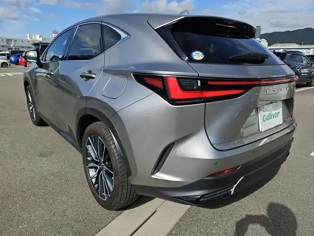 レクサス ＮＸ 350h バージョンL 宮崎県 2022(令4)年 3.8万km ソニックチタニウム ムーンルーフ/純正14型ナビ/フルセグTV/ハンズフリーパワーバックドア/パノラミックビューモニター/ビルトインETC2.0/ドライブレコーダー/レーダークルーズコントロール/コーナーセンサー/衝突被害軽減ブレーキ/車線逸脱防止支援システム/標識認識システム/発進遅れ告知システム/アダプティブハイビームシステム/ブラインドスポットモニター/3眼LEDヘッドランプ/革巻きステアリング/ステアリングヒーター/パドルシフト/ヘーゼルカラー革シート/全席シートヒーター/前席パワーシート/運転席ポジションメモリー/純正20インチアルミホイール/スマートエントリー/スタートシステム/禁煙車
