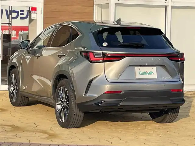 レクサス ＮＸ 350h バージョンL 宮崎県 2022(令4)年 3.8万km ソニックチタニウム ムーンルーフ/純正14型ナビ/フルセグTV/ハンズフリーパワーバックドア/パノラミックビューモニター/ビルトインETC2.0/ドライブレコーダー/レーダークルーズコントロール/コーナーセンサー/衝突被害軽減ブレーキ/車線逸脱防止支援システム/標識認識システム/発進遅れ告知システム/アダプティブハイビームシステム/ブラインドスポットモニター/3眼LEDヘッドランプ/革巻きステアリング/ステアリングヒーター/パドルシフト/ヘーゼルカラー革シート/全席シートヒーター/前席パワーシート/運転席ポジションメモリー/純正20インチアルミホイール/スマートエントリー/スタートシステム/禁煙車
