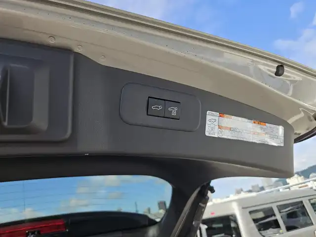 レクサス ＮＸ 350h バージョンL 宮崎県 2022(令4)年 3.8万km ソニックチタニウム ムーンルーフ/純正14型ナビ/フルセグTV/ハンズフリーパワーバックドア/パノラミックビューモニター/ビルトインETC2.0/ドライブレコーダー/レーダークルーズコントロール/コーナーセンサー/衝突被害軽減ブレーキ/車線逸脱防止支援システム/標識認識システム/発進遅れ告知システム/アダプティブハイビームシステム/ブラインドスポットモニター/3眼LEDヘッドランプ/革巻きステアリング/ステアリングヒーター/パドルシフト/ヘーゼルカラー革シート/全席シートヒーター/前席パワーシート/運転席ポジションメモリー/純正20インチアルミホイール/スマートエントリー/スタートシステム/禁煙車