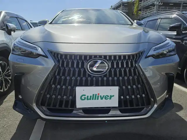 レクサス ＮＸ 350h バージョンL 宮崎県 2022(令4)年 3.8万km ソニックチタニウム ムーンルーフ/純正14型ナビ/フルセグTV/ハンズフリーパワーバックドア/パノラミックビューモニター/ビルトインETC2.0/ドライブレコーダー/レーダークルーズコントロール/コーナーセンサー/衝突被害軽減ブレーキ/車線逸脱防止支援システム/標識認識システム/発進遅れ告知システム/アダプティブハイビームシステム/ブラインドスポットモニター/3眼LEDヘッドランプ/革巻きステアリング/ステアリングヒーター/パドルシフト/ヘーゼルカラー革シート/全席シートヒーター/前席パワーシート/運転席ポジションメモリー/純正20インチアルミホイール/スマートエントリー/スタートシステム/禁煙車