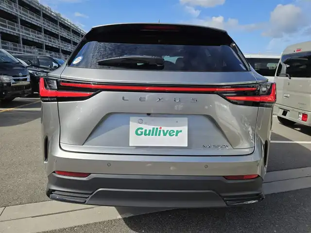 レクサス ＮＸ 350h バージョンL 宮崎県 2022(令4)年 3.8万km ソニックチタニウム ムーンルーフ/純正14型ナビ/フルセグTV/ハンズフリーパワーバックドア/パノラミックビューモニター/ビルトインETC2.0/ドライブレコーダー/レーダークルーズコントロール/コーナーセンサー/衝突被害軽減ブレーキ/車線逸脱防止支援システム/標識認識システム/発進遅れ告知システム/アダプティブハイビームシステム/ブラインドスポットモニター/3眼LEDヘッドランプ/革巻きステアリング/ステアリングヒーター/パドルシフト/ヘーゼルカラー革シート/全席シートヒーター/前席パワーシート/運転席ポジションメモリー/純正20インチアルミホイール/スマートエントリー/スタートシステム/禁煙車