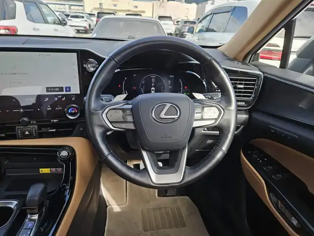 レクサス ＮＸ 350h バージョンL 宮崎県 2022(令4)年 3.8万km ソニックチタニウム ムーンルーフ/純正14型ナビ/フルセグTV/ハンズフリーパワーバックドア/パノラミックビューモニター/ビルトインETC2.0/ドライブレコーダー/レーダークルーズコントロール/コーナーセンサー/衝突被害軽減ブレーキ/車線逸脱防止支援システム/標識認識システム/発進遅れ告知システム/アダプティブハイビームシステム/ブラインドスポットモニター/3眼LEDヘッドランプ/革巻きステアリング/ステアリングヒーター/パドルシフト/ヘーゼルカラー革シート/全席シートヒーター/前席パワーシート/運転席ポジションメモリー/純正20インチアルミホイール/スマートエントリー/スタートシステム/禁煙車