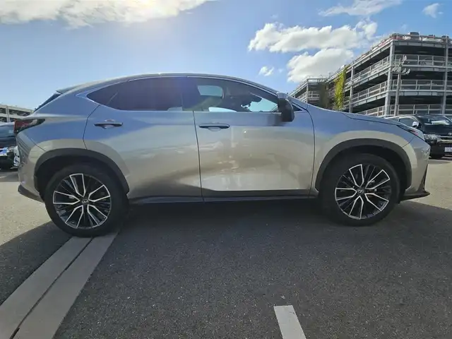 レクサス ＮＸ 350h バージョンL 宮崎県 2022(令4)年 3.8万km ソニックチタニウム ムーンルーフ/純正14型ナビ/フルセグTV/ハンズフリーパワーバックドア/パノラミックビューモニター/ビルトインETC2.0/ドライブレコーダー/レーダークルーズコントロール/コーナーセンサー/衝突被害軽減ブレーキ/車線逸脱防止支援システム/標識認識システム/発進遅れ告知システム/アダプティブハイビームシステム/ブラインドスポットモニター/3眼LEDヘッドランプ/革巻きステアリング/ステアリングヒーター/パドルシフト/ヘーゼルカラー革シート/全席シートヒーター/前席パワーシート/運転席ポジションメモリー/純正20インチアルミホイール/スマートエントリー/スタートシステム/禁煙車