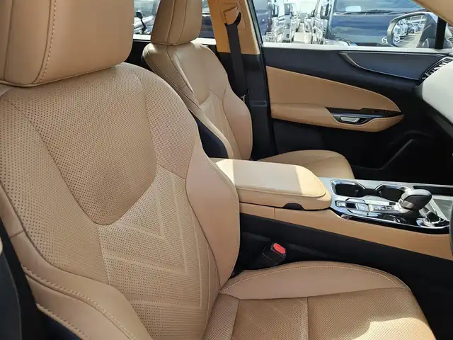 レクサス ＮＸ 350h バージョンL 宮崎県 2022(令4)年 3.8万km ソニックチタニウム ムーンルーフ/純正14型ナビ/フルセグTV/ハンズフリーパワーバックドア/パノラミックビューモニター/ビルトインETC2.0/ドライブレコーダー/レーダークルーズコントロール/コーナーセンサー/衝突被害軽減ブレーキ/車線逸脱防止支援システム/標識認識システム/発進遅れ告知システム/アダプティブハイビームシステム/ブラインドスポットモニター/3眼LEDヘッドランプ/革巻きステアリング/ステアリングヒーター/パドルシフト/ヘーゼルカラー革シート/全席シートヒーター/前席パワーシート/運転席ポジションメモリー/純正20インチアルミホイール/スマートエントリー/スタートシステム/禁煙車