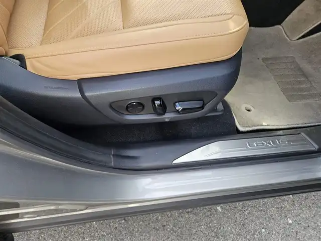 レクサス ＮＸ 350h バージョンL 宮崎県 2022(令4)年 3.8万km ソニックチタニウム ムーンルーフ/純正14型ナビ/フルセグTV/ハンズフリーパワーバックドア/パノラミックビューモニター/ビルトインETC2.0/ドライブレコーダー/レーダークルーズコントロール/コーナーセンサー/衝突被害軽減ブレーキ/車線逸脱防止支援システム/標識認識システム/発進遅れ告知システム/アダプティブハイビームシステム/ブラインドスポットモニター/3眼LEDヘッドランプ/革巻きステアリング/ステアリングヒーター/パドルシフト/ヘーゼルカラー革シート/全席シートヒーター/前席パワーシート/運転席ポジションメモリー/純正20インチアルミホイール/スマートエントリー/スタートシステム/禁煙車