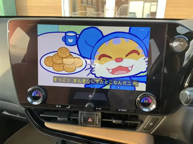 レクサス ＮＸ 350h バージョンL 宮崎県 2022(令4)年 3.8万km ソニックチタニウム ムーンルーフ/純正14型ナビ/フルセグTV/ハンズフリーパワーバックドア/パノラミックビューモニター/ビルトインETC2.0/ドライブレコーダー/レーダークルーズコントロール/コーナーセンサー/衝突被害軽減ブレーキ/車線逸脱防止支援システム/標識認識システム/発進遅れ告知システム/アダプティブハイビームシステム/ブラインドスポットモニター/3眼LEDヘッドランプ/革巻きステアリング/ステアリングヒーター/パドルシフト/ヘーゼルカラー革シート/全席シートヒーター/前席パワーシート/運転席ポジションメモリー/純正20インチアルミホイール/スマートエントリー/スタートシステム/禁煙車