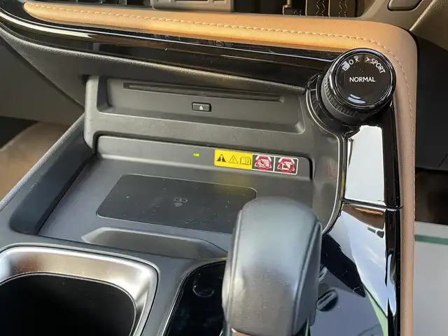 レクサス ＮＸ 350h バージョンL 宮崎県 2022(令4)年 3.8万km ソニックチタニウム ムーンルーフ/純正14型ナビ/フルセグTV/ハンズフリーパワーバックドア/パノラミックビューモニター/ビルトインETC2.0/ドライブレコーダー/レーダークルーズコントロール/コーナーセンサー/衝突被害軽減ブレーキ/車線逸脱防止支援システム/標識認識システム/発進遅れ告知システム/アダプティブハイビームシステム/ブラインドスポットモニター/3眼LEDヘッドランプ/革巻きステアリング/ステアリングヒーター/パドルシフト/ヘーゼルカラー革シート/全席シートヒーター/前席パワーシート/運転席ポジションメモリー/純正20インチアルミホイール/スマートエントリー/スタートシステム/禁煙車