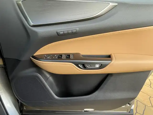 レクサス ＮＸ 350h バージョンL 宮崎県 2022(令4)年 3.8万km ソニックチタニウム ムーンルーフ/純正14型ナビ/フルセグTV/ハンズフリーパワーバックドア/パノラミックビューモニター/ビルトインETC2.0/ドライブレコーダー/レーダークルーズコントロール/コーナーセンサー/衝突被害軽減ブレーキ/車線逸脱防止支援システム/標識認識システム/発進遅れ告知システム/アダプティブハイビームシステム/ブラインドスポットモニター/3眼LEDヘッドランプ/革巻きステアリング/ステアリングヒーター/パドルシフト/ヘーゼルカラー革シート/全席シートヒーター/前席パワーシート/運転席ポジションメモリー/純正20インチアルミホイール/スマートエントリー/スタートシステム/禁煙車