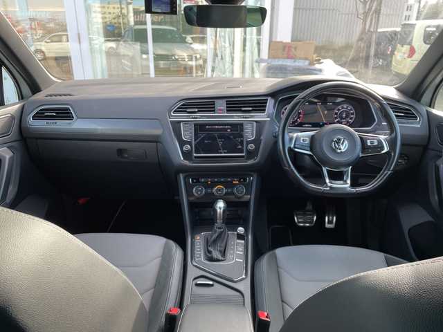 フォルクスワーゲン ティグアン TSI Rライン 道央・札幌 2017(平29)年 5.5万km オリックスホワイトパールエフェクト ・ワンオーナー/・純正ナビ/・CD&DVD&SD&USB&AUX&フルセグTV/・Bluetooth接続/・アラウンドビューカメラ/・フロントモニタリングシステム/・アダプティブクルーズコントロール/・ブラインドスポットモニター/・レーンキープアシスト/・LEDオートライト/・ダイナミックライトアシスト/・ステアリングスイッチ/・ビルトインETC/・パーキングアシスト/・電動パーキング/・MTモード付AT/パドルシフト/・前後ドライブレコーダー/・100V電源/・積込夏タイヤ純正AWセット/・保証書/取扱説明書/・スマートキー/・スペアキー