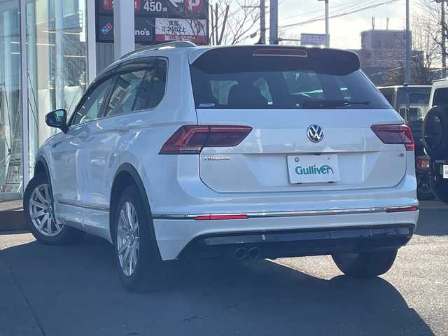 フォルクスワーゲン ティグアン TSI Rライン 道央・札幌 2017(平29)年 5.5万km オリックスホワイトパールエフェクト ・ワンオーナー/・純正ナビ/・CD&DVD&SD&USB&AUX&フルセグTV/・Bluetooth接続/・アラウンドビューカメラ/・フロントモニタリングシステム/・アダプティブクルーズコントロール/・ブラインドスポットモニター/・レーンキープアシスト/・LEDオートライト/・ダイナミックライトアシスト/・ステアリングスイッチ/・ビルトインETC/・パーキングアシスト/・電動パーキング/・MTモード付AT/パドルシフト/・前後ドライブレコーダー/・100V電源/・積込夏タイヤ純正AWセット/・保証書/取扱説明書/・スマートキー/・スペアキー