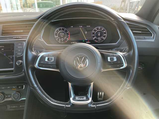フォルクスワーゲン ティグアン TSI Rライン 道央・札幌 2017(平29)年 5.5万km オリックスホワイトパールエフェクト ・ワンオーナー/・純正ナビ/・CD&DVD&SD&USB&AUX&フルセグTV/・Bluetooth接続/・アラウンドビューカメラ/・フロントモニタリングシステム/・アダプティブクルーズコントロール/・ブラインドスポットモニター/・レーンキープアシスト/・LEDオートライト/・ダイナミックライトアシスト/・ステアリングスイッチ/・ビルトインETC/・パーキングアシスト/・電動パーキング/・MTモード付AT/パドルシフト/・前後ドライブレコーダー/・100V電源/・積込夏タイヤ純正AWセット/・保証書/取扱説明書/・スマートキー/・スペアキー