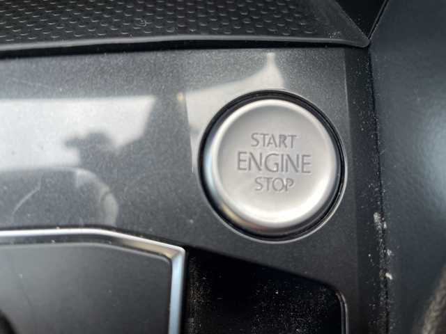 フォルクスワーゲン ティグアン TSI Rライン 道央・札幌 2017(平29)年 5.5万km オリックスホワイトパールエフェクト ・ワンオーナー/・純正ナビ/・CD&DVD&SD&USB&AUX&フルセグTV/・Bluetooth接続/・アラウンドビューカメラ/・フロントモニタリングシステム/・アダプティブクルーズコントロール/・ブラインドスポットモニター/・レーンキープアシスト/・LEDオートライト/・ダイナミックライトアシスト/・ステアリングスイッチ/・ビルトインETC/・パーキングアシスト/・電動パーキング/・MTモード付AT/パドルシフト/・前後ドライブレコーダー/・100V電源/・積込夏タイヤ純正AWセット/・保証書/取扱説明書/・スマートキー/・スペアキー