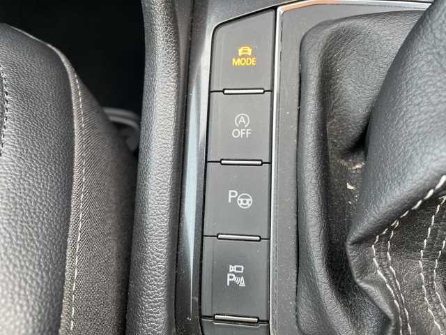 フォルクスワーゲン ティグアン TSI Rライン 道央・札幌 2017(平29)年 5.5万km オリックスホワイトパールエフェクト ・ワンオーナー/・純正ナビ/・CD&DVD&SD&USB&AUX&フルセグTV/・Bluetooth接続/・アラウンドビューカメラ/・フロントモニタリングシステム/・アダプティブクルーズコントロール/・ブラインドスポットモニター/・レーンキープアシスト/・LEDオートライト/・ダイナミックライトアシスト/・ステアリングスイッチ/・ビルトインETC/・パーキングアシスト/・電動パーキング/・MTモード付AT/パドルシフト/・前後ドライブレコーダー/・100V電源/・積込夏タイヤ純正AWセット/・保証書/取扱説明書/・スマートキー/・スペアキー