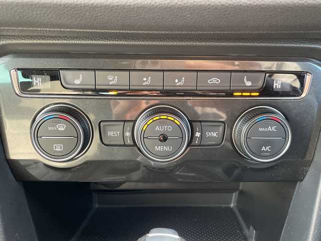 フォルクスワーゲン ティグアン TSI Rライン 道央・札幌 2017(平29)年 5.5万km オリックスホワイトパールエフェクト ・ワンオーナー/・純正ナビ/・CD&DVD&SD&USB&AUX&フルセグTV/・Bluetooth接続/・アラウンドビューカメラ/・フロントモニタリングシステム/・アダプティブクルーズコントロール/・ブラインドスポットモニター/・レーンキープアシスト/・LEDオートライト/・ダイナミックライトアシスト/・ステアリングスイッチ/・ビルトインETC/・パーキングアシスト/・電動パーキング/・MTモード付AT/パドルシフト/・前後ドライブレコーダー/・100V電源/・積込夏タイヤ純正AWセット/・保証書/取扱説明書/・スマートキー/・スペアキー