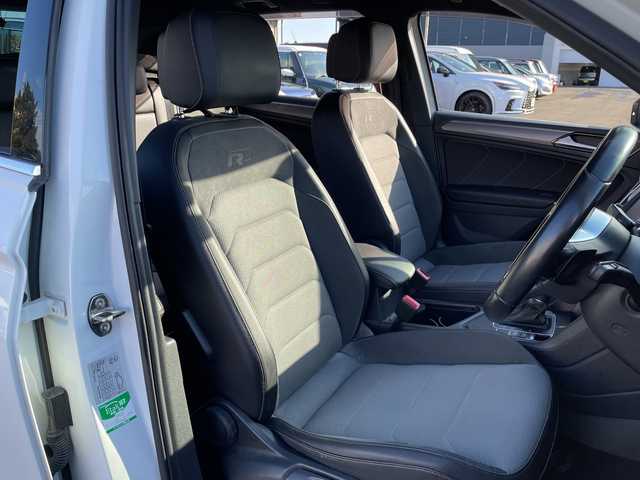 フォルクスワーゲン ティグアン TSI Rライン 道央・札幌 2017(平29)年 5.5万km オリックスホワイトパールエフェクト ・ワンオーナー/・純正ナビ/・CD&DVD&SD&USB&AUX&フルセグTV/・Bluetooth接続/・アラウンドビューカメラ/・フロントモニタリングシステム/・アダプティブクルーズコントロール/・ブラインドスポットモニター/・レーンキープアシスト/・LEDオートライト/・ダイナミックライトアシスト/・ステアリングスイッチ/・ビルトインETC/・パーキングアシスト/・電動パーキング/・MTモード付AT/パドルシフト/・前後ドライブレコーダー/・100V電源/・積込夏タイヤ純正AWセット/・保証書/取扱説明書/・スマートキー/・スペアキー