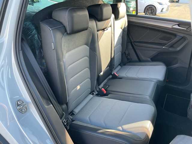 フォルクスワーゲン ティグアン TSI Rライン 道央・札幌 2017(平29)年 5.5万km オリックスホワイトパールエフェクト ・ワンオーナー/・純正ナビ/・CD&DVD&SD&USB&AUX&フルセグTV/・Bluetooth接続/・アラウンドビューカメラ/・フロントモニタリングシステム/・アダプティブクルーズコントロール/・ブラインドスポットモニター/・レーンキープアシスト/・LEDオートライト/・ダイナミックライトアシスト/・ステアリングスイッチ/・ビルトインETC/・パーキングアシスト/・電動パーキング/・MTモード付AT/パドルシフト/・前後ドライブレコーダー/・100V電源/・積込夏タイヤ純正AWセット/・保証書/取扱説明書/・スマートキー/・スペアキー