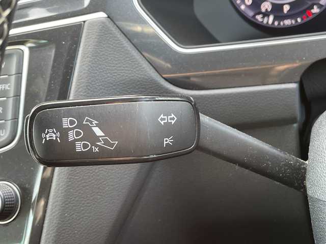 フォルクスワーゲン ティグアン TSI Rライン 道央・札幌 2017(平29)年 5.5万km オリックスホワイトパールエフェクト ・ワンオーナー/・純正ナビ/・CD&DVD&SD&USB&AUX&フルセグTV/・Bluetooth接続/・アラウンドビューカメラ/・フロントモニタリングシステム/・アダプティブクルーズコントロール/・ブラインドスポットモニター/・レーンキープアシスト/・LEDオートライト/・ダイナミックライトアシスト/・ステアリングスイッチ/・ビルトインETC/・パーキングアシスト/・電動パーキング/・MTモード付AT/パドルシフト/・前後ドライブレコーダー/・100V電源/・積込夏タイヤ純正AWセット/・保証書/取扱説明書/・スマートキー/・スペアキー