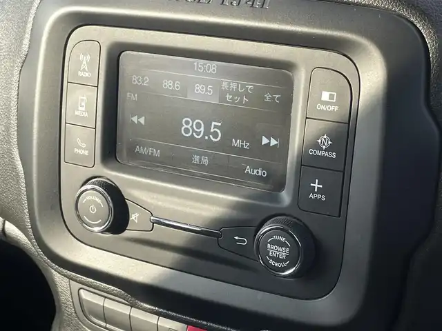 クライスラー・ジープ ジープ レネゲード ブラックエディション 宮崎県 2016(平28)年 8.7万km 黒 純正ディスプレイオーディオ/　AM FM USB　AUX/バックカメラ/ETC車載器/限定専用色のカーボンブラックメタリック/専用ファブリックシート/グロスブラックのアクセント/Beatsオーディオシステム/専用18インチアルミ/クルーズコントロール/ウィンカーミラー/ルーフレール/ブラックインテリア