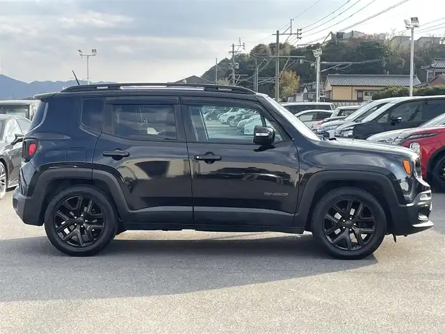 クライスラー・ジープ ジープ レネゲード ブラックエディション 宮崎県 2016(平28)年 8.7万km 黒 純正ディスプレイオーディオ/　AM FM USB　AUX/バックカメラ/ETC車載器/限定専用色のカーボンブラックメタリック/専用ファブリックシート/グロスブラックのアクセント/Beatsオーディオシステム/専用18インチアルミ/クルーズコントロール/ウィンカーミラー/ルーフレール/ブラックインテリア