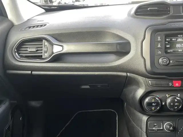 クライスラー・ジープ ジープ レネゲード ブラックエディション 宮崎県 2016(平28)年 8.7万km 黒 純正ディスプレイオーディオ/　AM FM USB　AUX/バックカメラ/ETC車載器/限定専用色のカーボンブラックメタリック/専用ファブリックシート/グロスブラックのアクセント/Beatsオーディオシステム/専用18インチアルミ/クルーズコントロール/ウィンカーミラー/ルーフレール/ブラックインテリア