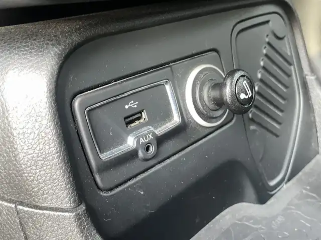 クライスラー・ジープ ジープ レネゲード ブラックエディション 宮崎県 2016(平28)年 8.7万km 黒 純正ディスプレイオーディオ/　AM FM USB　AUX/バックカメラ/ETC車載器/限定専用色のカーボンブラックメタリック/専用ファブリックシート/グロスブラックのアクセント/Beatsオーディオシステム/専用18インチアルミ/クルーズコントロール/ウィンカーミラー/ルーフレール/ブラックインテリア