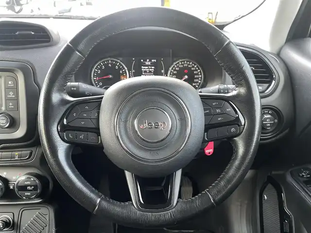 クライスラー・ジープ ジープ レネゲード ブラックエディション 宮崎県 2016(平28)年 8.7万km 黒 純正ディスプレイオーディオ/　AM FM USB　AUX/バックカメラ/ETC車載器/限定専用色のカーボンブラックメタリック/専用ファブリックシート/グロスブラックのアクセント/Beatsオーディオシステム/専用18インチアルミ/クルーズコントロール/ウィンカーミラー/ルーフレール/ブラックインテリア