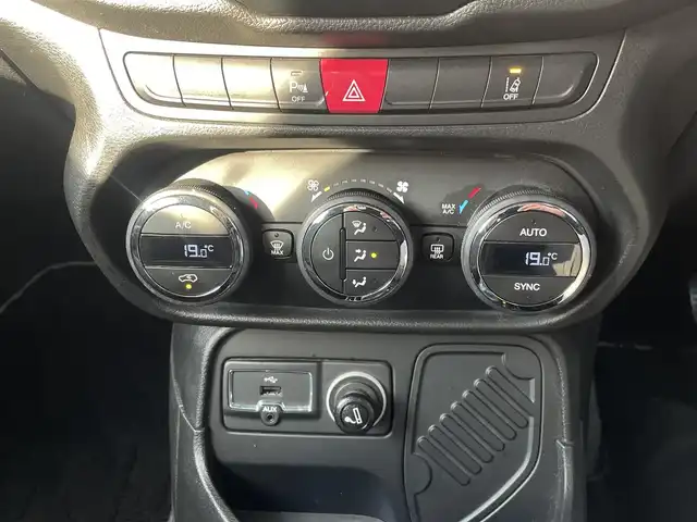 クライスラー・ジープ ジープ レネゲード ブラックエディション 宮崎県 2016(平28)年 8.7万km 黒 純正ディスプレイオーディオ/　AM FM USB　AUX/バックカメラ/ETC車載器/限定専用色のカーボンブラックメタリック/専用ファブリックシート/グロスブラックのアクセント/Beatsオーディオシステム/専用18インチアルミ/クルーズコントロール/ウィンカーミラー/ルーフレール/ブラックインテリア