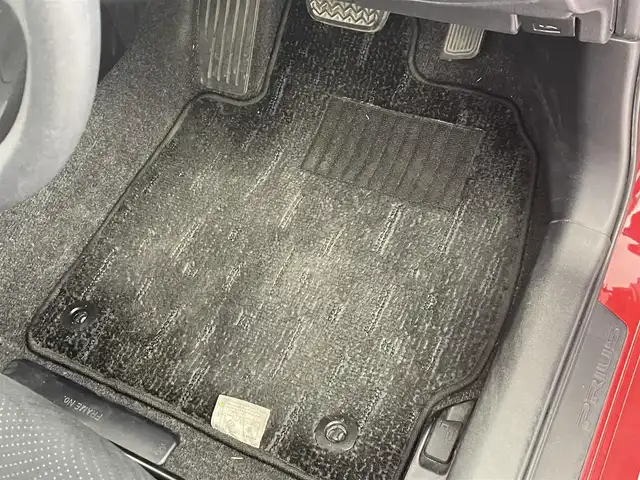 トヨタ プリウス S 群馬県 2013(平25)年 4.6万km レッドマイカメタリック 純正７インチナビ　バックカメラ　ＨＩＤオートライト　純正１５インチアルミホイール　ステアリングリモコン　前後ドライブレコーダー　ＥＴＣ　スマートキー　プッシュスタート　盗難防止装置　ＡＢＳ　禁煙車