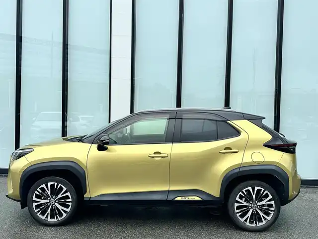 トヨタ ヤリスクロス ハイブリッド Z 大阪府 2020(令2)年 3.3万km ブラックマイカ/ブラスゴールドメタリック 2トーン 純正８インチナビ/   Bluetooth/USB/100V電源/全方位モニター/衝突軽減ブレーキ/横滑り防止装置/駐車支援システム/コーナーセンサー/ＢＳＭ/前席シートヒーター/レーダークルーズコントロール/レーンキープアシスト/アイドリングストップ/電動リアゲート/運転席パワーシート/ドライブレコーダー/オートマチックハイビーム/純正18インチアルミホイール/純正フロアマット/プッシュスタート/スマートキー/ＥＴＣ