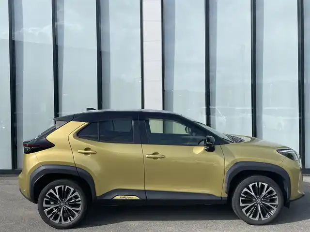 トヨタ ヤリスクロス ハイブリッド Z 大阪府 2020(令2)年 3.3万km ブラックマイカ/ブラスゴールドメタリック 2トーン 純正８インチナビ/   Bluetooth/USB/100V電源/全方位モニター/衝突軽減ブレーキ/横滑り防止装置/駐車支援システム/コーナーセンサー/ＢＳＭ/前席シートヒーター/レーダークルーズコントロール/レーンキープアシスト/アイドリングストップ/電動リアゲート/運転席パワーシート/ドライブレコーダー/オートマチックハイビーム/純正18インチアルミホイール/純正フロアマット/プッシュスタート/スマートキー/ＥＴＣ