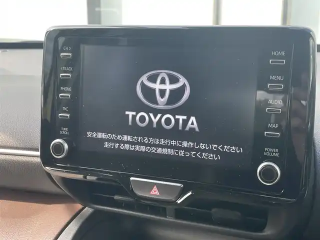 トヨタ ヤリスクロス ハイブリッド Z 大阪府 2020(令2)年 3.3万km ブラックマイカ/ブラスゴールドメタリック 2トーン 純正８インチナビ/   Bluetooth/USB/100V電源/全方位モニター/衝突軽減ブレーキ/横滑り防止装置/駐車支援システム/コーナーセンサー/ＢＳＭ/前席シートヒーター/レーダークルーズコントロール/レーンキープアシスト/アイドリングストップ/電動リアゲート/運転席パワーシート/ドライブレコーダー/オートマチックハイビーム/純正18インチアルミホイール/純正フロアマット/プッシュスタート/スマートキー/ＥＴＣ