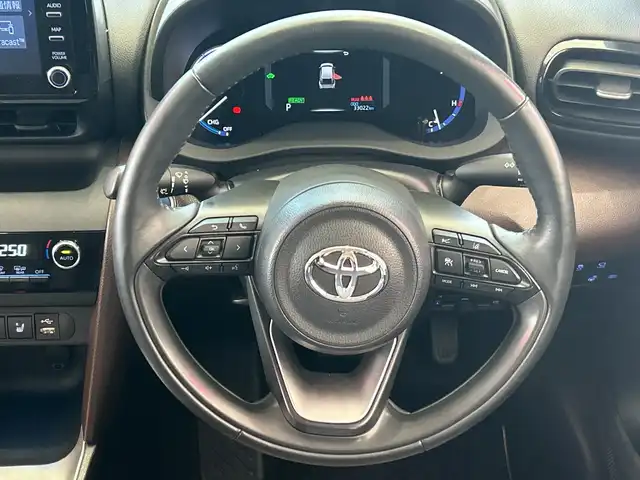 トヨタ ヤリスクロス ハイブリッド Z 埼玉県 2020(令2)年 3.3万km ブラックマイカ/ブラスゴールドメタリック 2トーン セーフティセンス/純正8インチナビ/　　Bluetooth/USB/100V電源/全方位モニター/駐車支援システム/コーナーセンサー/前席シートヒーター/レーダークルーズコントロール/レーンキープアシスト/アイドリングストップ/電動リアゲート/運転席パワーシート/オートマチックハイビーム/純正18インチアルミホイール/プッシュスタート/スマートキー/ETC/禁煙車