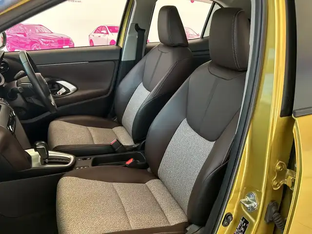 トヨタ ヤリスクロス ハイブリッド Z 埼玉県 2020(令2)年 3.3万km ブラックマイカ/ブラスゴールドメタリック 2トーン セーフティセンス/純正8インチナビ/　　Bluetooth/USB/100V電源/全方位モニター/駐車支援システム/コーナーセンサー/前席シートヒーター/レーダークルーズコントロール/レーンキープアシスト/アイドリングストップ/電動リアゲート/運転席パワーシート/オートマチックハイビーム/純正18インチアルミホイール/プッシュスタート/スマートキー/ETC/禁煙車