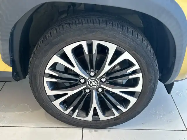 トヨタ ヤリスクロス ハイブリッド Z 埼玉県 2020(令2)年 3.3万km ブラックマイカ/ブラスゴールドメタリック 2トーン セーフティセンス/純正8インチナビ/　　Bluetooth/USB/100V電源/全方位モニター/駐車支援システム/コーナーセンサー/前席シートヒーター/レーダークルーズコントロール/レーンキープアシスト/アイドリングストップ/電動リアゲート/運転席パワーシート/オートマチックハイビーム/純正18インチアルミホイール/プッシュスタート/スマートキー/ETC/禁煙車