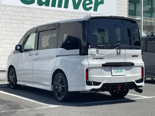 ホンダ ステップワゴン スパーダクールスピリット HセンシングBスタイル 静岡県 2019(令1)年 2.6万km プラチナホワイトパール ナビ装着用スペシャルパッケージ＋ETC車載器　ナビ連動/マルチビューカメラシステム/Honda SENSING/1列目シート用i-サイドエアバッグシステム＋サイドカーテンエアバッグシステム(1-3列目シート対応)/リア両側パワースライドドア/トリプルゾーンコントロール・フルオートエアコンディショナー/LEDヘッドライト(オートレベリング/オートライトコントロール機構付)/運転席＆助手席シートヒーター/Hondaスマートキーシステム/スポーツペダル/BLACK STYLE専用17インチアルミホイール/BLACK STYLE専用エクステリア/インテリアBLACK内装/純正10インチメモリナビ・フルセグＴＶ/ＣＤ・ＤＶＤ・Bluetooth再生/パドルシフト/スタッドレス社外アルミホイール車載/マフラーカッター