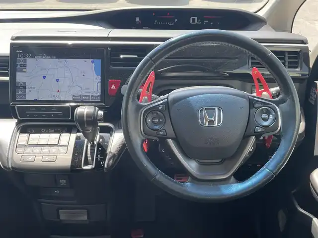 ホンダ ステップワゴン スパーダクールスピリット HセンシングBスタイル 静岡県 2019(令1)年 2.6万km プラチナホワイトパール ナビ装着用スペシャルパッケージ＋ETC車載器　ナビ連動/マルチビューカメラシステム/Honda SENSING/1列目シート用i-サイドエアバッグシステム＋サイドカーテンエアバッグシステム(1-3列目シート対応)/リア両側パワースライドドア/トリプルゾーンコントロール・フルオートエアコンディショナー/LEDヘッドライト(オートレベリング/オートライトコントロール機構付)/運転席＆助手席シートヒーター/Hondaスマートキーシステム/スポーツペダル/BLACK STYLE専用17インチアルミホイール/BLACK STYLE専用エクステリア/インテリアBLACK内装/純正10インチメモリナビ・フルセグＴＶ/ＣＤ・ＤＶＤ・Bluetooth再生/パドルシフト/スタッドレス社外アルミホイール車載/マフラーカッター