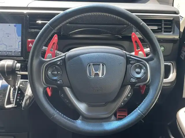 ホンダ ステップワゴン スパーダクールスピリット HセンシングBスタイル 静岡県 2019(令1)年 2.6万km プラチナホワイトパール ナビ装着用スペシャルパッケージ＋ETC車載器　ナビ連動/マルチビューカメラシステム/Honda SENSING/1列目シート用i-サイドエアバッグシステム＋サイドカーテンエアバッグシステム(1-3列目シート対応)/リア両側パワースライドドア/トリプルゾーンコントロール・フルオートエアコンディショナー/LEDヘッドライト(オートレベリング/オートライトコントロール機構付)/運転席＆助手席シートヒーター/Hondaスマートキーシステム/スポーツペダル/BLACK STYLE専用17インチアルミホイール/BLACK STYLE専用エクステリア/インテリアBLACK内装/純正10インチメモリナビ・フルセグＴＶ/ＣＤ・ＤＶＤ・Bluetooth再生/パドルシフト/スタッドレス社外アルミホイール車載/マフラーカッター