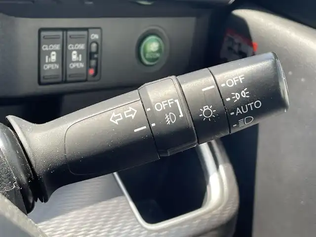 ホンダ ステップワゴン スパーダクールスピリット HセンシングBスタイル 静岡県 2019(令1)年 2.6万km プラチナホワイトパール ナビ装着用スペシャルパッケージ＋ETC車載器　ナビ連動/マルチビューカメラシステム/Honda SENSING/1列目シート用i-サイドエアバッグシステム＋サイドカーテンエアバッグシステム(1-3列目シート対応)/リア両側パワースライドドア/トリプルゾーンコントロール・フルオートエアコンディショナー/LEDヘッドライト(オートレベリング/オートライトコントロール機構付)/運転席＆助手席シートヒーター/Hondaスマートキーシステム/スポーツペダル/BLACK STYLE専用17インチアルミホイール/BLACK STYLE専用エクステリア/インテリアBLACK内装/純正10インチメモリナビ・フルセグＴＶ/ＣＤ・ＤＶＤ・Bluetooth再生/パドルシフト/スタッドレス社外アルミホイール車載/マフラーカッター