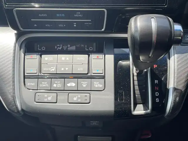 ホンダ ステップワゴン スパーダクールスピリット HセンシングBスタイル 静岡県 2019(令1)年 2.6万km プラチナホワイトパール ナビ装着用スペシャルパッケージ＋ETC車載器　ナビ連動/マルチビューカメラシステム/Honda SENSING/1列目シート用i-サイドエアバッグシステム＋サイドカーテンエアバッグシステム(1-3列目シート対応)/リア両側パワースライドドア/トリプルゾーンコントロール・フルオートエアコンディショナー/LEDヘッドライト(オートレベリング/オートライトコントロール機構付)/運転席＆助手席シートヒーター/Hondaスマートキーシステム/スポーツペダル/BLACK STYLE専用17インチアルミホイール/BLACK STYLE専用エクステリア/インテリアBLACK内装/純正10インチメモリナビ・フルセグＴＶ/ＣＤ・ＤＶＤ・Bluetooth再生/パドルシフト/スタッドレス社外アルミホイール車載/マフラーカッター