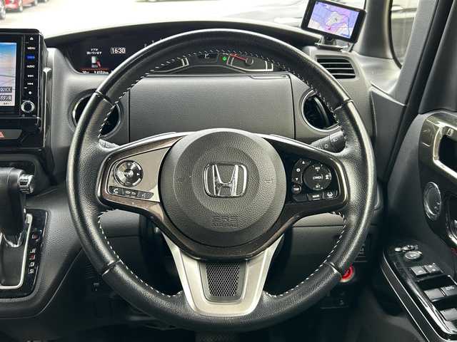 ホンダ Ｎ ＢＯＸ カスタム G EX ターボ ホンダセンシング 静岡県 2017(平29)年 4.6万km プレミアムホワイトパールⅡ ターボ車/純正８インチプレミアムインターナビ/（AM/FM/CD/DVD/BT)/フルセグTV/バックカメラ /両側パワースライドドア /レーダークルーズコントロール/ビルトインETC/ハーフレザーシート/ホンダセンシング /衝突被害軽減システム/レーンキープアシスト/横滑り防止装置/スマートキー/プッシュスタート/パドルシフト/電格ミラー/無限グリル/LEDヘッドライト/スペアキー×１/アイドリングストップ/ドアバイザー /純正１５インチアルミホイール/保証書