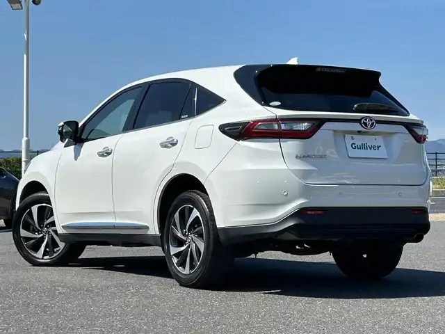 トヨタ ハリアー エレガンス 島根県 2017(平29)年 7万km ホワイトパールクリスタルシャイン 禁煙車　/純正ナビ（ＣＤ・ＤＶＤ・フルセグ・ＢＴ・ＳＤ）/バックカメラ　/ビルトインＥＴＣ　/社外前後ドライブレコーダー　/前後クリアランスソナー　/運転席パワーシート　/トヨタセーフティーセンス/・プリクラッシュセーフティ/・レーンディパーチャーアラート/・レーダークルーズコントロール/・オートマチックハイビーム/横滑り防止/アイドリングストップ/オートブレーキホールド/ハーフレザーシート/純正フロアマット/純正１８インチAW/オートライト/EDヘッドライト/フォグライト/スマートキー/プッシュスタート/スペアキー1本/保証書/取扱説明書