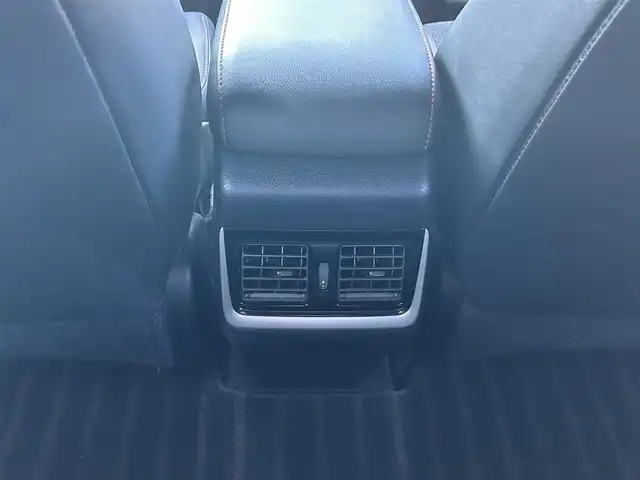 トヨタ ハリアー エレガンス 島根県 2017(平29)年 7万km ホワイトパールクリスタルシャイン 禁煙車　/純正ナビ（ＣＤ・ＤＶＤ・フルセグ・ＢＴ・ＳＤ）/バックカメラ　/ビルトインＥＴＣ　/社外前後ドライブレコーダー　/前後クリアランスソナー　/運転席パワーシート　/トヨタセーフティーセンス/・プリクラッシュセーフティ/・レーンディパーチャーアラート/・レーダークルーズコントロール/・オートマチックハイビーム/横滑り防止/アイドリングストップ/オートブレーキホールド/ハーフレザーシート/純正フロアマット/純正１８インチAW/オートライト/EDヘッドライト/フォグライト/スマートキー/プッシュスタート/スペアキー1本/保証書/取扱説明書