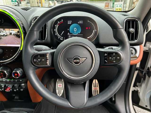 ＭＩＮＩ ＢＭＷ ミニ クロスオーバー クーパー D 東京都 2023(令5)年 2.8万km パールⅡ 登録時走行27885km/ワンオーナー/プレミアムプラスライン/パーキングアシスト/パークディスタンスコントロール（前後）/ツートンルーフ/モルトブラウンダイヤモンドステッチ入革シート/前席シートヒーター/純正HDDナビ/社外フルセグTV/バックカメラ/パワーバックドア/おくだけ充電/ルームミラー内蔵ETC/前後ドライブレコーダー/LEDライト/スマートキー/ルーフレール/USB端子/保証書・取説/スペアキー