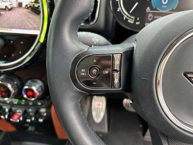 ＭＩＮＩ ＢＭＷ ミニ クロスオーバー クーパー D 東京都 2023(令5)年 2.8万km パールⅡ 登録時走行27885km/ワンオーナー/プレミアムプラスライン/パーキングアシスト/パークディスタンスコントロール（前後）/ツートンルーフ/モルトブラウンダイヤモンドステッチ入革シート/前席シートヒーター/純正HDDナビ/社外フルセグTV/バックカメラ/パワーバックドア/おくだけ充電/ルームミラー内蔵ETC/前後ドライブレコーダー/LEDライト/スマートキー/ルーフレール/USB端子/保証書・取説/スペアキー