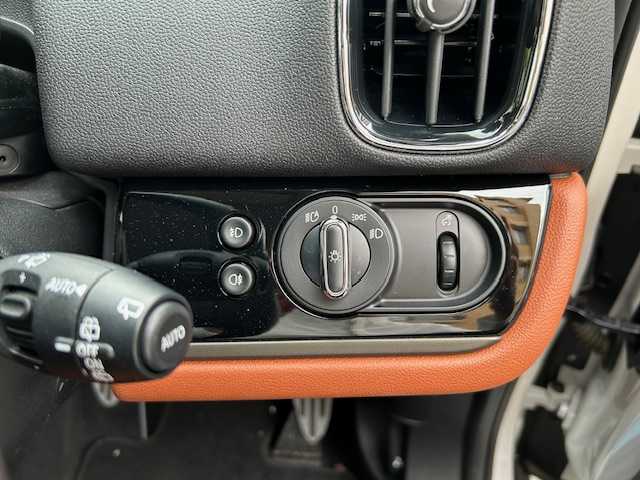 ＭＩＮＩ ＢＭＷ ミニ クロスオーバー クーパー D 東京都 2023(令5)年 2.8万km パールⅡ 登録時走行27885km/ワンオーナー/プレミアムプラスライン/パーキングアシスト/パークディスタンスコントロール（前後）/ツートンルーフ/モルトブラウンダイヤモンドステッチ入革シート/前席シートヒーター/純正HDDナビ/社外フルセグTV/バックカメラ/パワーバックドア/おくだけ充電/ルームミラー内蔵ETC/前後ドライブレコーダー/LEDライト/スマートキー/ルーフレール/USB端子/保証書・取説/スペアキー
